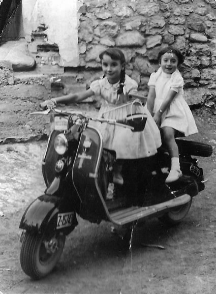 NiÃ±os en una vespa en Lagueruela