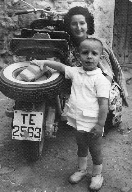 Retrato sobre moto. Lagueruela