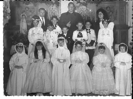 Grupo de niÃ±os en el dÃ­a de su primera comuniÃ³n. Lagueruela.