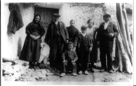 Familia en la puerta de casa. Lagueruela.