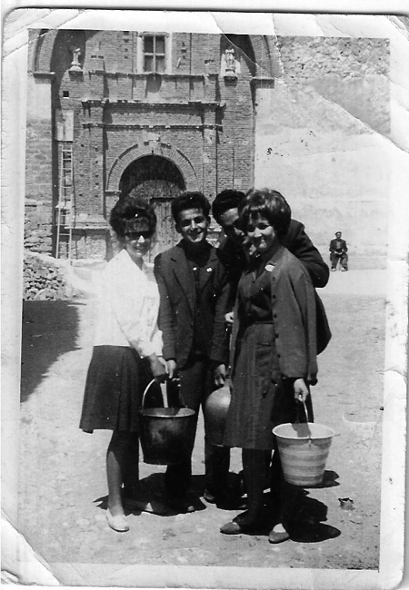 Vecinos de Lagueruela en la puerta de la iglesia.