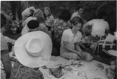 Vecinos de Lagueruela comiendo en un dÃ­a de campo.