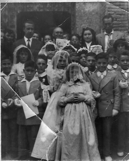 Grupo de niÃ±os en el dÃ­a de su primera comuniÃ³n. Lagueruela.