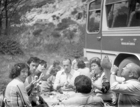 Grupo de vecinos de Lagueruela comiendo.