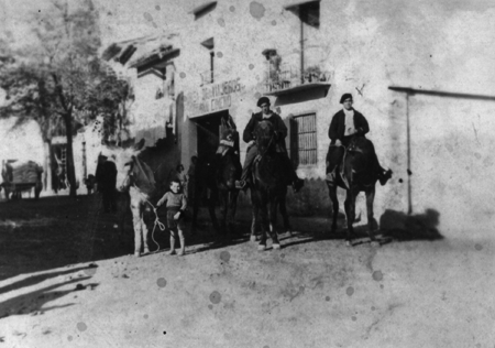 Vecinos de Lagueruela a caballo.