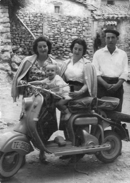 Retrato sobre moto. Lagueruela