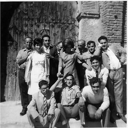 Grupo en la puerta de la iglesia. Lagueruela