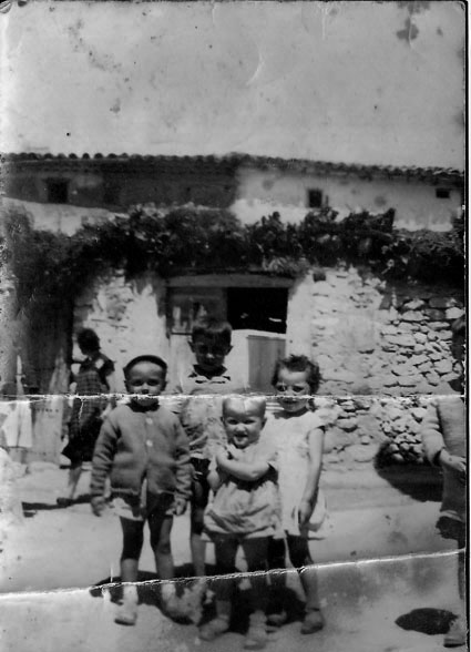 NiÃ±os en la puerta de casa