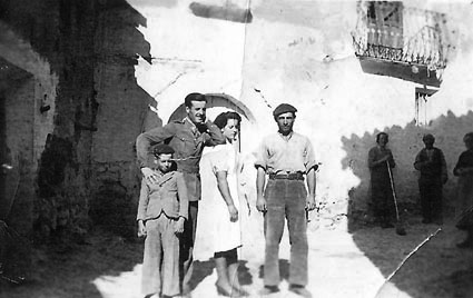 Grupo en la puerta de casa