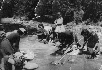 Lavando en el rÃ­o Huerva. Lagueruela