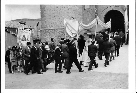 Vecinos de Lagueruela en procesiÃ³n hacia la iglesia.