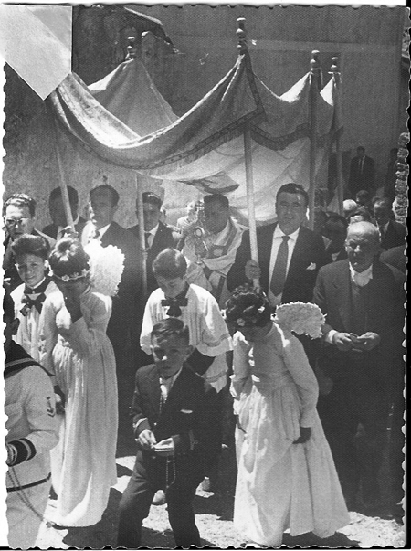 Vecinos de Lagueruela en procesiÃ³n.