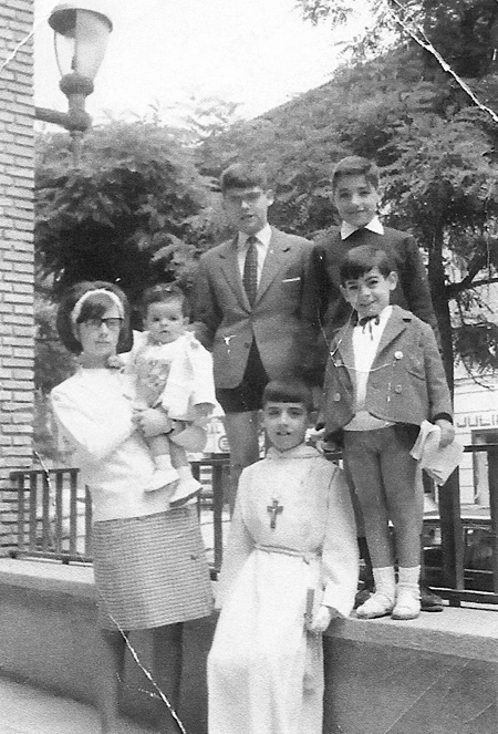 NiÃ±o de primera comuniÃ³n y otros. RetascÃ³n.