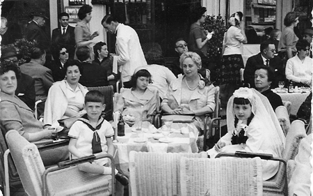 NiÃ±os en el dÃ­a de su primera comuniÃ³n con invitados. RetascÃ³n.