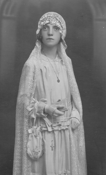 NiÃ±a vestida de Primera ComuniÃ³n. RetascÃ³n.