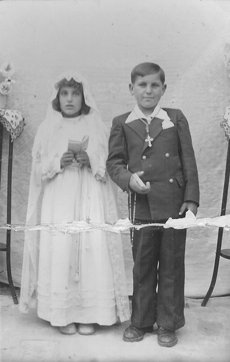 Pareja de niÃ±os en el dÃ­a de su primera comuniÃ³n. RetascÃ³n.