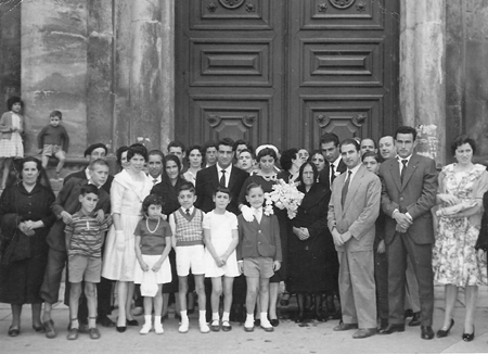 Grupo de invitados a una boda en la puerta de la iglesia. RetascÃ³n.
