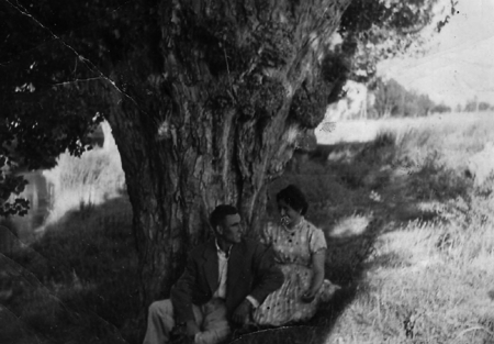 Retrato de pareja junto a  un Ã¡rbol. Badules.