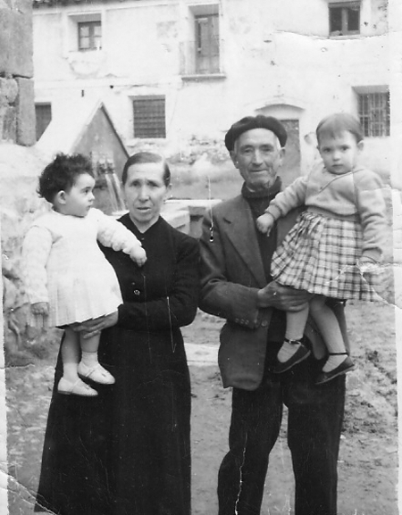 Abuelos con nietas. Badules.