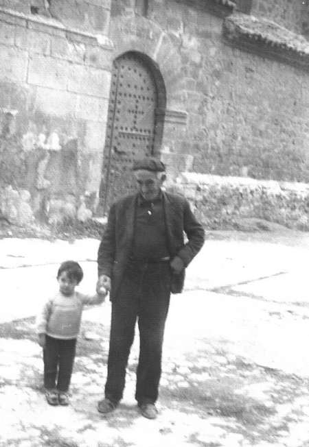 Abuelo y nieto en un dÃ­a de nieve. Badules.