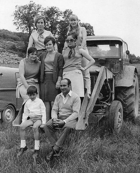 Vecinos de Badules junto a un tractor.