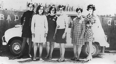 Grupo de vecinas de Badules en el frontÃ³n.