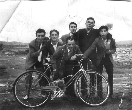 Grupo de amigos con una bicicleta. Badules.