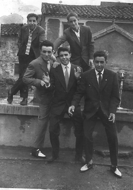 Grupo de amigos junto a la fuente. Badules.