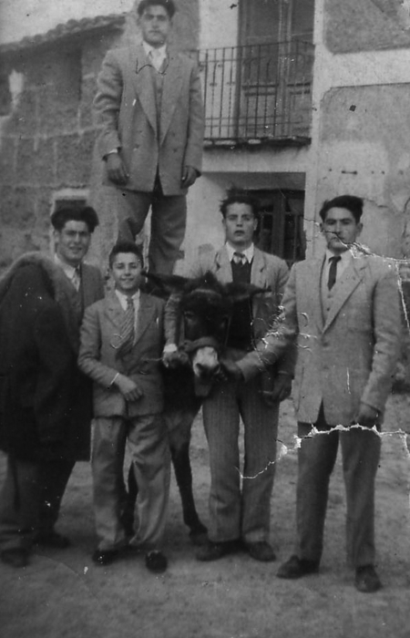 Grupo de amigos con un burro. Badules.