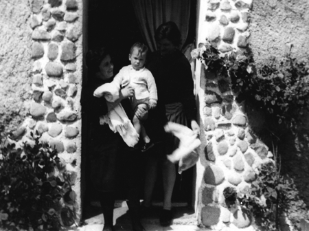 Retrato familiar en la puerta de casa. Badules.