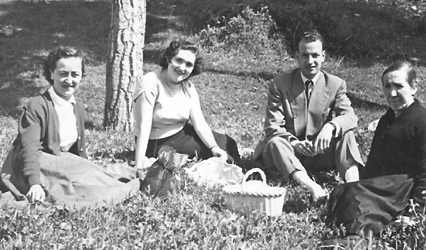 Vecinos de Badules comiendo en el campo.