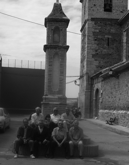 Grupo de vecinos en el peirÃ³n. Badules.