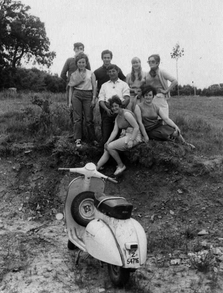 Grupo de amigos en Badules con una motocicleta.