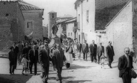 Vecinos de Badules por las calles de la localidad.