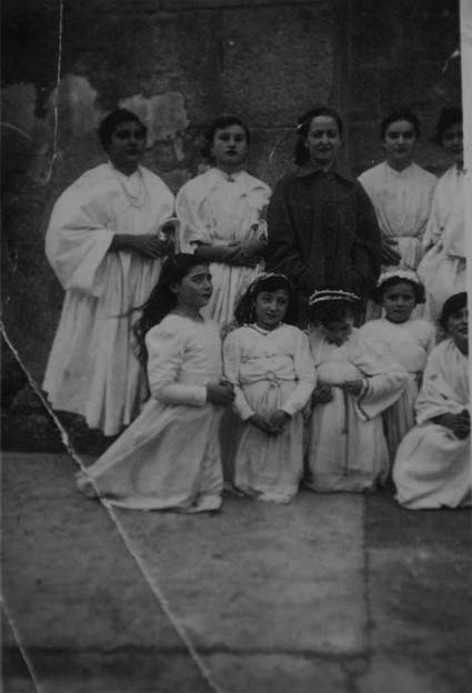 En la escuela haciendo teatro con la Srta. RocÃ­o. 1951