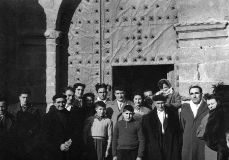 Vecinos de Badules en la puerta de la iglesia.
