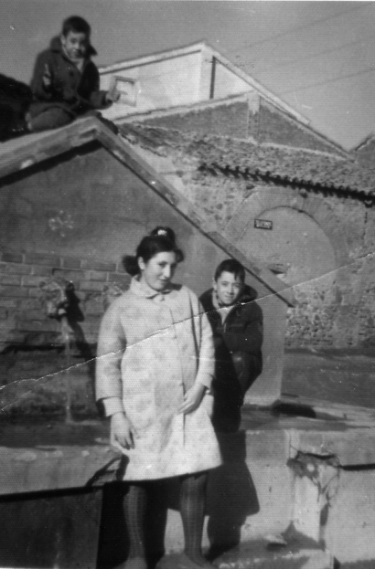 Vecinos de Badules junto a la fuente.