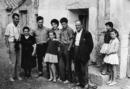 Grupo de vecinos de Badules en las calles de la localidad.