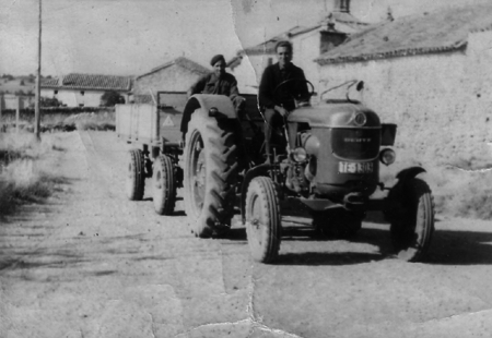Vecinos de Badules trabajando con un tractor.