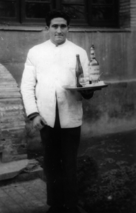 Manolo trabajando como camarero. Badules.