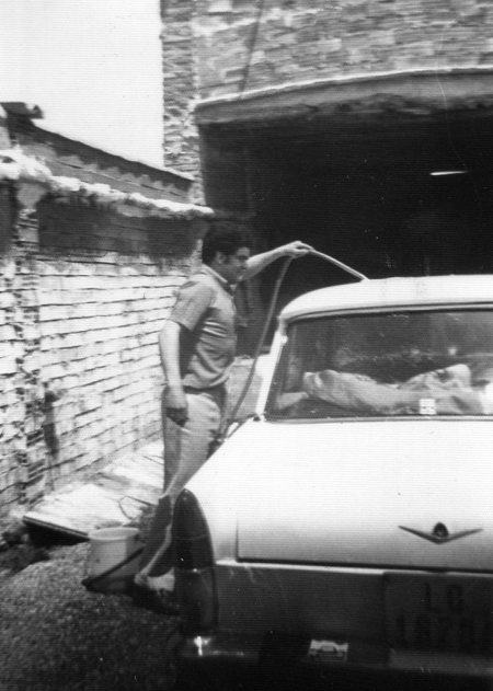 Vecino de Badules limpiando el coche.