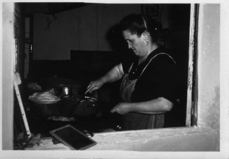 Vecina de Badules cocinando.