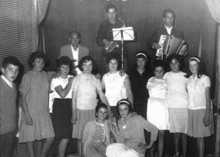 Vecinos de Badules junto a la orquesta.