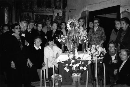 Grupo de vecinos en la iglesia de Badules.