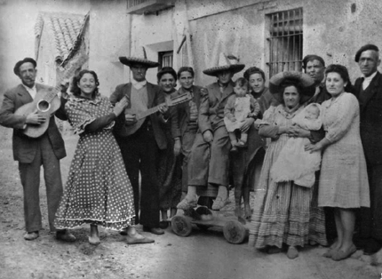 Vecinos de Badules en fiestas.