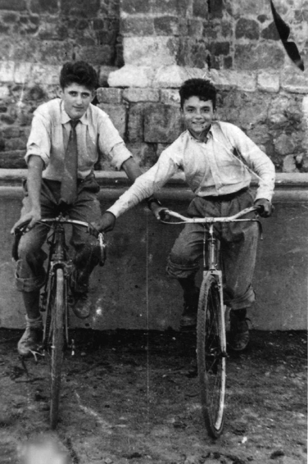 Dos amigos montando en bicicleta. Badules.