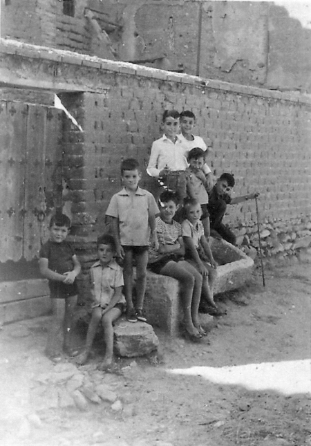 Grupo de niÃ±os de Badules en las calles de la localidad.