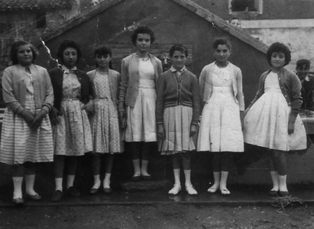 Grupo de niÃ±as de Badules junto a la fuente.