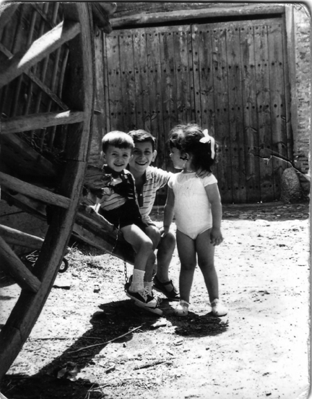 Grupo de niÃ±os junto a un carro. Badules.