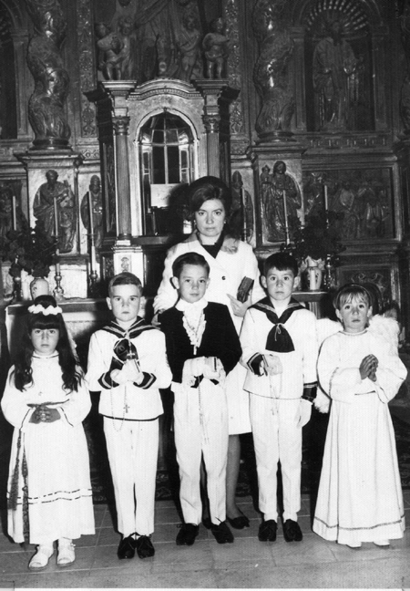 Grupo de niÃ±os en el dÃ­a de su primera comuniÃ³n. Badules.